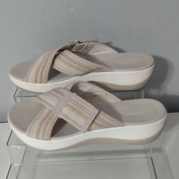 Clarks Cloudsteppers Women's Cream‎ and Tan Sandals - Picture 9 of 11